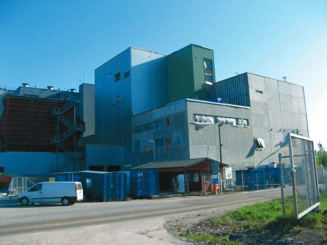 Voimalaitoksen julkisivu: peltiverhous, sähkösuodatin ja huoltopiha.